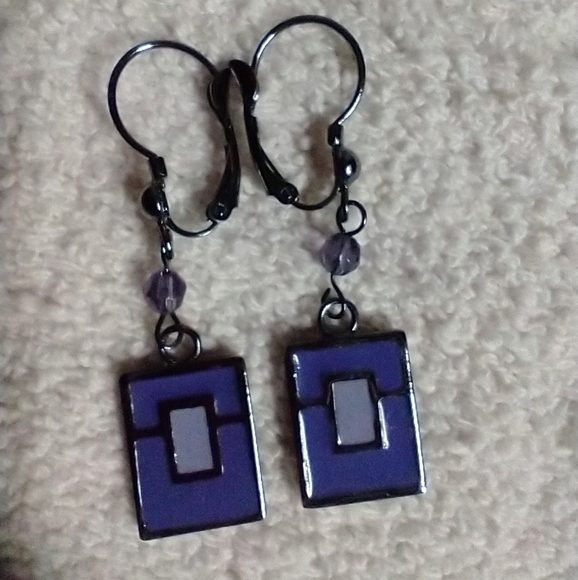 Purple square gunmetal color wire earrings - Picture 1 of 3